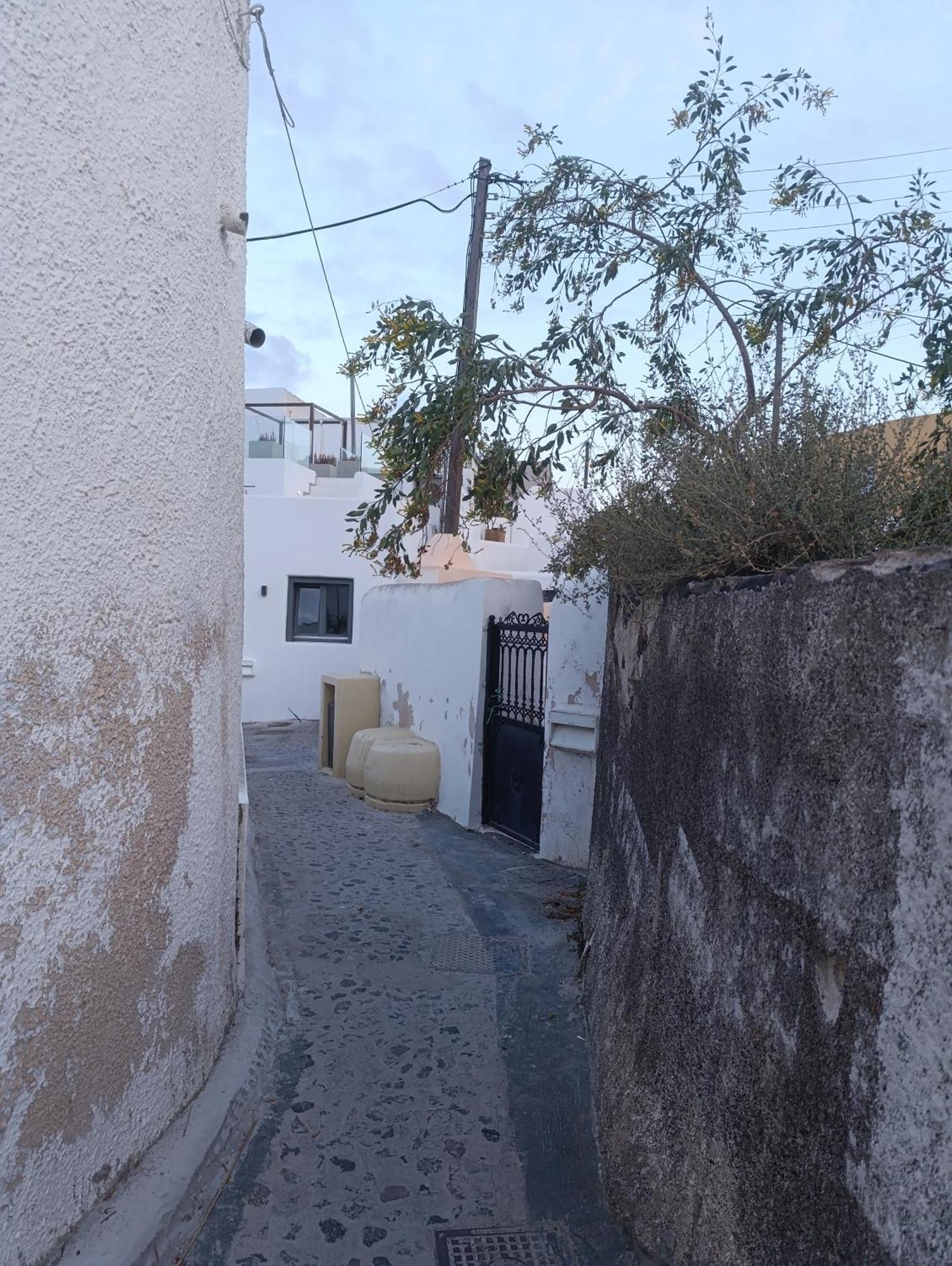 Cycladic Center Cave Rooms Тира Экстерьер фото